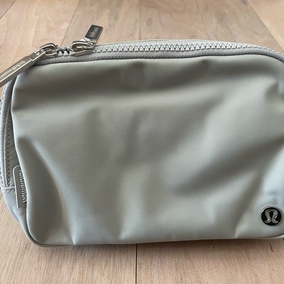 NWT Lululemon Large Belt Bag in Silver - Picture 2 of 2